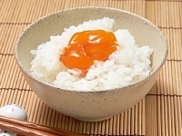 ご飯の上に卵黄をのせて、漬け汁を適量かける。