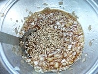 ねぎを粗みじんぎりにし、ねぎソースの調味料を混ぜてネギソースを作る。