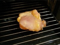 朝漬け込んでおいた鶏肉の味噌を落とし、グリルに入れ、弱火で両面を焼きます。焦げやすいので、必ず弱火で。<br />