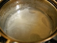 鍋に中華スープの材料である水と鶏がらスープのもとを入れて、火にかけます。