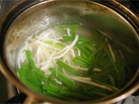 鍋の水が沸騰したら、もやしと3センチ程度に切ったニラを入れ、もう一度煮立ったら、塩こしょうで味をととのえたら、中華スープのできあがりです。