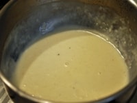 手鍋にバターとオリーブオイル、薄力粉を入れて、弱火にかけ、ペースト状になったら、牛乳を数回に渡って注ぎ入れる。ダマにならないように煮とかし、ソース状になってきたら塩とナツメグをふる。