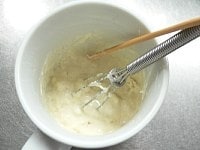 粉が残ってる場合があるので、竹串をカップ底の端に差し入れて1周させて混ぜる。