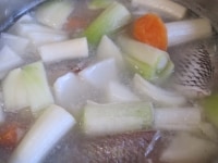 野菜と鯛、日本酒、ローリエ、ひたひたになるまでの水と塩少々を入れ、ごく弱火にかける。