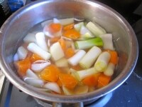 沸騰したらアクを丁寧にすくい取る。野菜はそのまま煮込み、野菜が柔らかくなったら鯛を加えて温め、味見をして塩で調味して完成。好みで胡椒をふる。