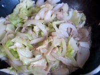 野菜類がやわらかくなったら、2をフライパンに加えてひと煮立ちさせ、味を見て、塩で調味して完成。<br />
<br />