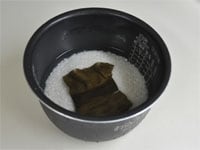 米は洗い同量の水と出し昆布を入れ、30分ほど浸水させます。出し昆布を入れたまま炊きます。その間に具の準備をします。<br />