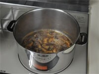 次に、にんじんを煮た煮汁に、砂糖大さじ1、醤油大さじ1を加えます。細切りのしいたけを加え煮ます。<br />
にんじんと同じように引き上げて、ざるにのせ自然に煮汁が切れるようにします。<br />