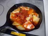 トマトの水煮缶、トマトケチャップを加えます。蓋をして弱火で30分ほど煮ます。