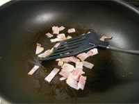 ベーコンを1cm幅に切り、フライパンに入れて、弱火で薄く色づくまで炒め、火を止めます。