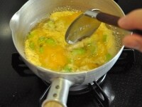 卵を流し入れたら、すぐに周りから固まりはじめるので、鍋肌の固まり始めた卵と鍋中央の生っぽい卵の場所を入れ替えます。