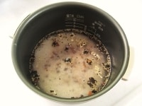 米一合をとぎ、雑穀を加えて一合分の目盛りまで水をはります。炊飯器で炊き、粗熱をとっておきます。<br />