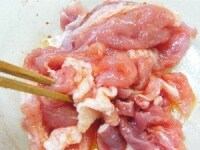 豚こま肉にキムチの汁を適量からめ下味をつける