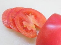 トマトのヘタをとり、薄くスライスする