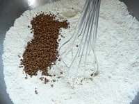 ボウルに薄力粉、ベーキングパウダーを入れて泡立て器でグルグル混ぜ、砂糖と塩を加えて混ぜ、コーヒーを加えてさらに混ぜる。 <br />
