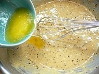 卵、牛乳、はちみつを加えて混ぜ、溶かしバターを混ぜる。