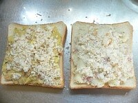 パン粉と粉チーズをふりかける。