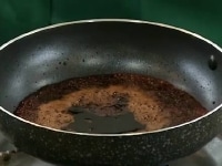 別の小鍋でバルサミコ酢を弱火で煮詰める
