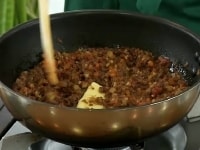 ５を２のフライパンに入れ、トマトジュース、塩、ナツメグ、黒こしょうを加え、弱い中火で煮詰める。半量程度まで煮詰まったらバジルを取り出し、バターを加えて溶かす。