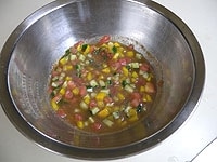 キュウリ、パプリカ、トマトは細かい、さいの目に切ります。ボウルに切った野菜と梅ソースの調味料をよく合わせておきます。<br />