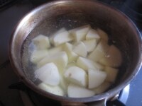 鍋に湯を沸かし、皮をむいて1/8に切ったじゃがいもを入れる。