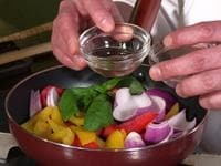 &nbsp;野菜を食べやすい大きさに切る。重量をはかり、調味料の分量を計算する。野菜とバジルをフライパンに入れ、塩、砂糖、白ワインビネガーを加える。