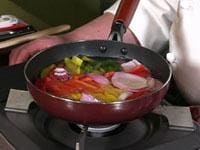 弱い中火にかけ、野菜からフツフツと泡が出てきたら、１分加熱する。