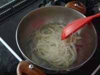 フライパンにバターを熱し、たまねぎを加えてしんなりするまで炒めます。その際、顆粒状のコンソメ、塩、こしょうなどで味付けをします。