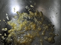 手鍋にバターを煮とかし、すりおろしたレモンの皮を入れて火を止める。<br />