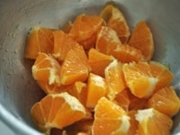 オレンジは皮をむき、輪切りにしてタネを取り除き、さらに1/4カット位の大きさに切る。<br />