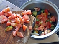 蒸し煮にしている間、トマトをざく切りにしておきます。<br />
<br />
10分たって、野菜がくったりしている中にトマトを加え、蓋をして5分蒸し煮にします。<br />