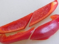 スナップいんげんを筋を取り斜め半分に、赤パプリカを横1センチの長さに切り、さらに斜め半分に切る