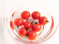 冷凍しておいたトマトを、水を張ったボールに入れます。