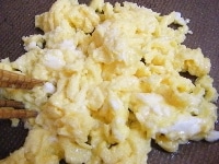 卵を割りほぐし調味料を加えて、油を熱したフライパンで炒り卵をつくる