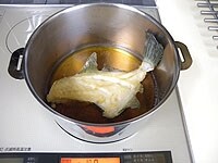 鍋に煮汁の材料を合わせて入れます。魚を入れ中火にかけます。2で使ったフライパンの油をふき取って煮付けても良いでしょう。