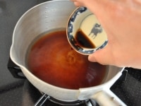 なすを揚げる前に、<a href="https://allabout.co.jp/gm/gc/388276/">一番だし</a>と調味料を鍋に合わせておき、すぐに温められるように準備しておきます。