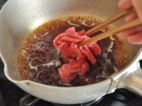 調味料をすべて合わせたら、鍋を火にかけ、沸いてきたら牛肉を加えます。