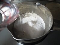 &nbsp;鍋にわらび粉、グラニュー糖、水600mlを加え、全体をよく混ぜます。