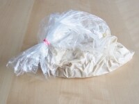 ビニール袋の口に近いところを輪ゴムで留め、そのまま１～1時間半、室温で発酵させる。
