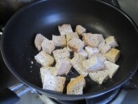 別のフライパンにオリーブオイルと切ったパンを入れ、表面がカリカリになるまで炒める。