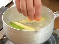 鍋に水を入れて強火にかけ、沸騰したらヤングコーン、へたと筋を除いたスナップえんどう、１cm幅に小口切りにしたにんじんを入れる。ヤングコーン、スナックエンドウは２分30秒で取り出して冷水にとり、あら熱が取れたら水気を切る。にんじんは串が通るようになったら取り出して水気を切る。重量をはかり、0.8％の塩を加える。鍋に戻しオリーブオイルであえる。
