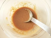 練りゴマ、砂糖、ポン酢醤油を混ぜる。<br />