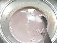 ゆであずきをボウルに入れ、冷たい牛乳を注いで混ぜる。