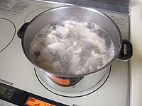 鍋に水を入れ沸騰したら、しゃぶしゃぶ用の豚肉を重ならないように入れて、茹でます。