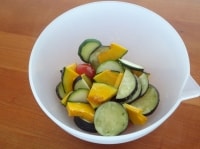 夏野菜を厚さ2ミリ程度のイチョウ切りまたは輪切りにし、オリーブオイルに浸して、岩塩をまぶしておく。<br />