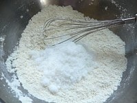 薄力粉、ベーキングパウダー、重曹を泡だて器でよく混ぜ、砂糖を入れて良く混ぜる。<br />
