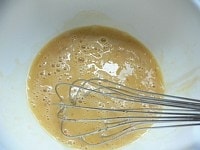 卵を泡だて器よく溶き、牛乳、醤油、メープルシロップを加えてしっかり混ぜ、サラダ油を加えて良く混ぜる。