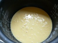 油をつけたペーパーでふいた内釜に生地を流し入れ、普通に炊く。