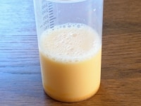 卵黄と冷水は、あらかじめよく混ぜておく。