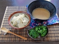 麦ご飯、スプーンで崩した絹ごし豆腐、塩もみきゅうり、千切り青じそ、氷を用意します。<br />
<br />
<b>【7】</b>の味噌汁に具材を入れて、いただきます。<br />
